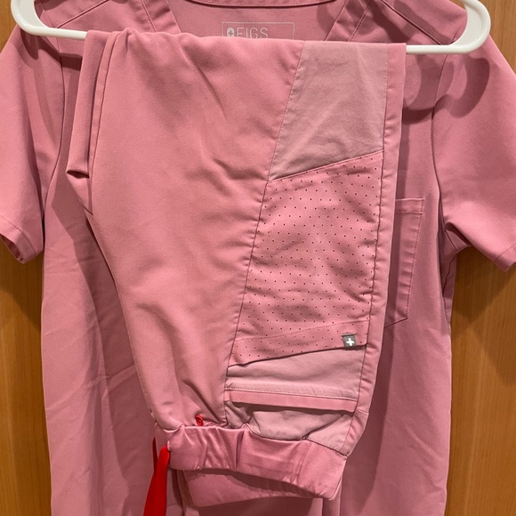 Chalk pink Figs scrub set - Picture 3 of 6